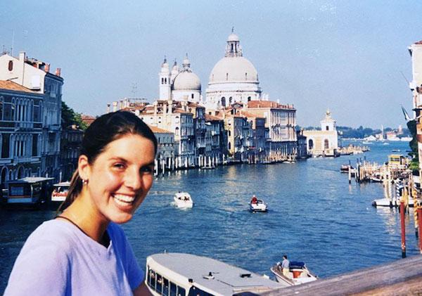 亚历克西斯·琼斯 in Venice during summer study abroad program in 1998.